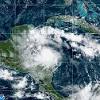 Una tormenta tropical es un fenómeno meteorológico parte de la evolución de un ciclón tropical, en tanto, se está en condiciones de hablar de una tormenta de este tipo cuando la velocidad promedio del viento, durante el transcurso de un minuto, alcanza cifras dentro del rango de los 63 a los 118 km/h. Https Encrypted Tbn0 Gstatic Com Images Q Tbn And9gctsgdv Qbmjz7igvzlp0vzhzvsbappujtsgmivespf6w6uekdtr Usqp Cau