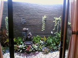 Bila anda ingin menata taman depan rumah sederhana namun memiliki area yang terbatas, maka living wall atau taman vertikal ini merupakan solusi yang tepat. Taman Depan Rumah Minimalis Lahan Sempit Taman Modern Rumah Dan Kebun Pertamanan Belakang Rumah