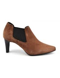 I never wear camel, because it's wicked unflattering on me, but i love the look of it…at it's simplest, the sweater with jeans or twill pants. Classic Low Boots Camel Suede Leather Lubi J Metayer