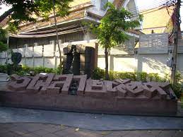 In general, people respect the deceased and hope for them to pass into the afterlife or be reborn with dignity. Massaker An Der Thammasat Universitat Wikipedia