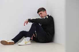 Ascolto ancora le canzoni con le cuffiette con il filo e spesso cammino con lo sguardo basso nel. Pensieri Sparsi Su Ossigeno Il Nuovo Ep Di Rkomi Rapologia It