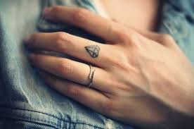 30 Dezente Tattoo Ideen Fur Frauen An Diversen Korperstellen Tattoo Ideen Ideen Fur Tattoos Kleine Tattoos