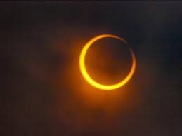 Un eclipse solar se produce cuando la luna se sitúa entre el sol y la tierra, lo que bloquea la luz solar y proyecta la sombra lunar sobre la superficie terrestre. 103izmqfsxu9cm