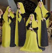 Baju gamis hitam putih cocok dengan jilbab warna apa. Busana Muslim Warna Kuning Hijabfest