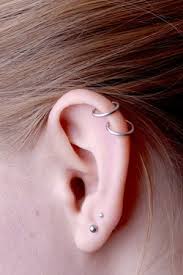 Helix piercing after care the piercing should be touched to the minimum for a few days as constant contact with it may hurt the tender tissue, leading to inflammation and pain. Helix Piercing Risiken Kosten Desired De