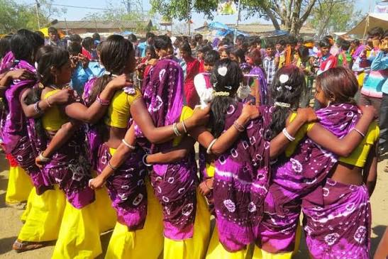 Bhagoriya is the folk-dance of the bhils, a large tribe of jhabua district in #MadhyaPradesh. In 'Bhagoria' festival, tribal unwed boys & girls prepare to serve to the purpose of marriage bureaux