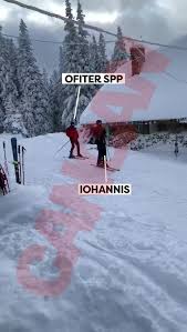 Klaus iohannis a fost filmat la schi, astăzi, pe pârtia de la păltiniş. Klaus Iohannis Se AntreneazÄƒ Undercover Pentru Rapel InsoÈ›it De Spp IÈ™ti Singurele Imagini Cu PreÈ™edintele In AcÈ›iune Pe Partie La PÄƒltiniÈ™