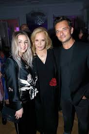 Darina Scotti Et David Hallyday Entourent Leur Mere Sylvie Vartan Apres Son Concert A L Olympia En Septemb Johnny Hallyday David Hallyday Photo Johnny Hallyday