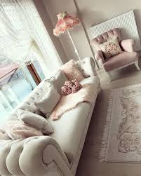 Pastellerin Hakimiyetinde Feminen Ve Sik Bir Dekor Pinar Hanimin Cicekler Acan Evi Ev Gezmesi Luks Oturma Odalari Chesterfield Oturma Odasi Fikirleri