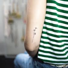 Quel Tatouage Fleur Est Fait Pour Vous 100 Inspirations Qui Vous Feront Sauter Le Pas Maison 2018 Tatouages Minimalistes Tatouage Tatouage Original