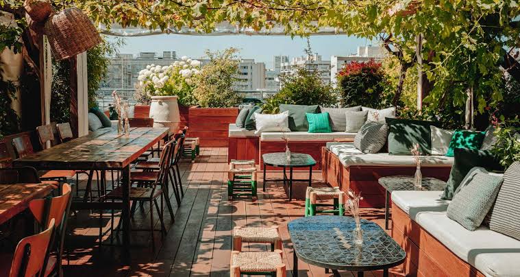 14 Rue Crespin du Gast – Le rooftop pionnier niché sur le toit d'un immeuble industriel, offrant une vue panoramique grandiose sur le Sacré-Cœur.