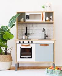 Ikea Hack 6 Tutos Relooker La Cuisine Duktig Shake My Blog En 2020 Cuisinette Ikea Cuisiniere Ikea Choses De Cuisine