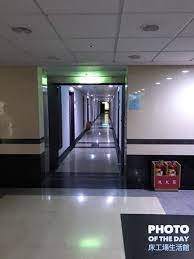 這是位於高雄長庚醫院的員工宿舍 環境感覺很乾淨舒適 床工場來送貨新床 看到了這麼棒的員工社區就在醫院附近 據院方表示住得近在有須要時 可迅速動員支援緊急醫療作業 而且宿舍區內環境優美 設施完善 住起來一定很開心 今天換了新床 希望 basketball court