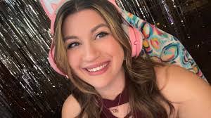 Julie Stankus's Instagram, Twitter & Facebook