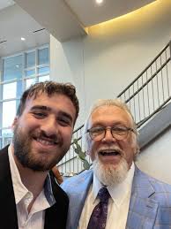 This is an incredible talent right here! Danny Murray director of Voices of  Lee at Lee University! 🎶🎶🙏