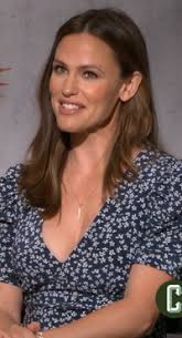 Brought up in charleston, west virginia, garner studied theatre at denison university and began acting as an understudy for the roundabout theatre company in new york city. Jennifer Garner Wikipedia