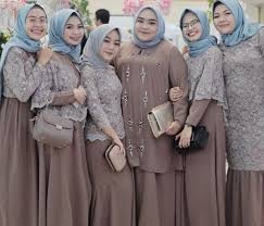 Kebaya brokat model cape ini akan membuatmu nyaman karena tidak menempel ketat di badan. 100 Inspirasi Gamis Brokat Kombinasi Satin Terbaru Kekinian Wikipie Co Id