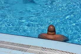 En este vídeo les mostrare como eliminar las manchas de hongos, en una pileta que fue guardada hace varios meses. El Hombre Gordo En La Piscina Foto De Archivo Imagen De Negro Hombre 121982466