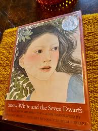 The most beautiful copy of Snow White for $2 : r/ThriftStoreHauls