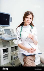 Retrato sensual de una joven doctora haciendo papeleo en el gabinete de  diagnóstico Fotografía de stock - Alamy