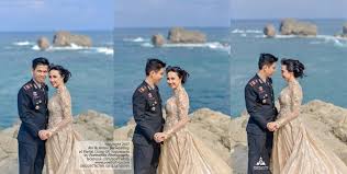Dalam postingannya itu ada 7 foto prewed dengan busana daun pisang warna hijau. 26 Ide Prewedding Perwira Polisi Foto Prewedding Outdoor Fotografer Di Pantai Kebidanan