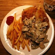 Anti Jager Schnitzel Mit Pommes Und Pilzsauce Dailyvegan Rezept Schnitzel Mit Pommes Pilzsauce Lebensmittel Essen