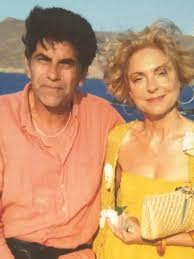 Η ναταλία τσαλίκη πρωταγωνιστεί … σε μια διανομή που συμπληρώνεται από εξαιρετικούς νέους ηθοποιούς, και η κατερίνα ευαγγελάτου σκηνοθετεί τον γυάλινο κόσμο (1943) του τενεσί ουίλιαμς. Natalia Tsalikh Eimaste Se Empolemh Katastash Me To Mesa Mas Bovary