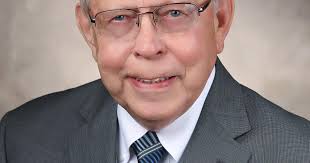 Longtime Clear Lake banker Ray Hewitt dies at 89