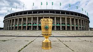 The latest dfb pokal news, rumours, table, fixtures, live scores, results & transfer news, powered by goal.com. Finale In Berlin Nachwuchsspieler Uberreichen Den Pokal Dfb Deutscher Fussball Bund E V