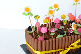 Masquer entièrement le pain de gêne avec le reste de ganache puis réserver au frais. Mon Gateau De Paques Jardiniere Au Chocolat Et Bonbons Autour De Cia