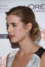 Deyn was spotted first time with a fashion designer, henry holland, when she was agyness has kept her short hair since 13 and completely shaved her head at 17. Agyness Deyn Chignon Agyness Deyn Hair Lookbook Stylebistro