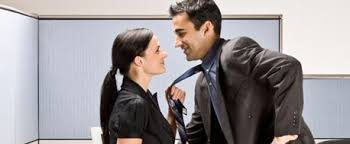 Affäre im Büro: Warum Flirten am Arbeitsplatz so gefährlich ist