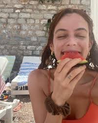 Neta de Elvis empolga fãs ao posar de biquíni após vencer prêmio na sua  estreia como diretora em Cannes