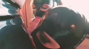 Jemma Valentine y Latex Lucy enmascaradas chupando polla