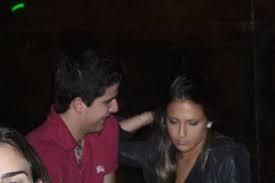 Mas o que tem causado mais bafafá no que diz respeito a ele é um affair com uma panicat, nicole bahls, bem mais velha. Enzo Celulari Beija Morena Em Balada No Rio Ofuxico