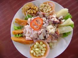 Affettare pesce e cipolla, farli marinare in acqua, pepe, sale, aglio, succo di lime per mezz'ora.preparare il fritto di calamari: File Ceviche Mixto 890 Jpg Wikipedia