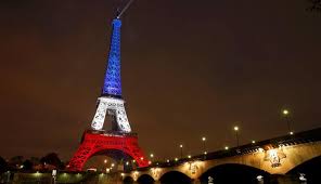 Se puede subir por ascensor y por escaleras. La Torre Eiffel Vuelve A Brillar Con Los Colores De Francia 16 11 2015 El Pais Uruguay