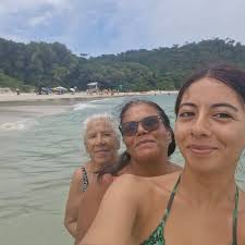 La serie es lenta aburrida,con más expectativas por los comentarios de la  gente ..igual a decepcion.. el actor es un niño q su primera actuación (no  se si ha habído más) le