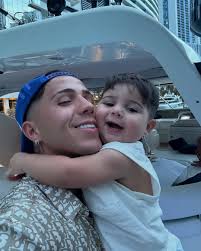 ⚪🔴✍ Un hincha de River se encontró con Lionel Messi y le pidió al astro  argentino que le firmará su camiseta del Millonario. 📹 X/M10GOAT