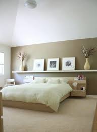 Decorer Un Pan De Mur Avec Nos Idees En 42 Photos Deco Chambre Romantique Deco Chambre Parental Deco Chambre Marron