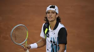 Con papà palleggia nelle cave di marmo di carrara, con la mamma ha appena vinto una scommessa per un desiderio che aveva da anni. Tennis Atp Cagliari Lorenzo Musetti Vince E Lancia La Racchetta L Esultanza Dell Azzurro Eurosport