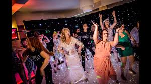Es gibt auch viele private familienfeste: 10 Ideen Fur Den Flashmob Auf Eurer Hochzeit Weltklassejungs De Blog