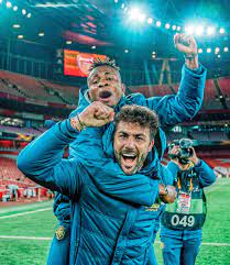 La temporada de samu chukwueze no ha pasado desapercibida para algunos de los conjuntos más importantes de europa. Snapshot Injured Chukwueze Celebrates With Teammates After Villarreal Reach Europa League Final