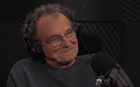 Andrzej Poniedzielski skończył 70 lat! Poeta, gitarzysta, satyryk i mistrz  mowy polskiej, znany jest ze swojego eleganckiego stylu i rozśmieszania  ludzi swoim pesymizmem. Jego najsłynniejszy monolog nazywa się "Starość", a  jedną z