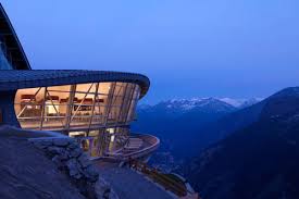 Skyway monte bianco, la nuova funivia monte bianco, è stato inaugurato nel mese di giugno del 2015 e rappresenta una vera e propria meraviglia tecnologica che vi permetterà di intraprendere un. Sky Way Funivie Monte Bianco Luceplan