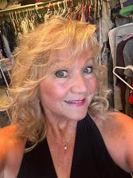 Hello everyone. 👋 Newbie here. I'm Sandra, 34 years old and live in  Germany. I read all of my books in English. In the picture you can see my  way of relaxing