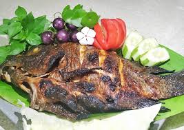Resep ikan bakar merupakan kuliner makanan yang menggunakan dengan cara dibakar atau dipanggang , sehingga aroma ikan bakarnya lebih tajam dan dagingnya lebih empuk, enak dan gurih terutama jenis ikan seperti ikan mas, nila, gurame dan ikan lainnya. Resep Nila Bakar Sederhana Yang Siap Lengkapi Hidangan Makan Siang