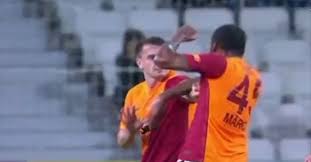 Dakikasında marcao, kerem aktürkoğlu'na saldırırken, yumruklar savurdu. Arsvymneh2r7fm