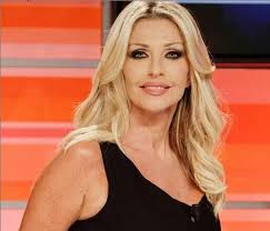 Η πάολα φωκά (θεσσαλονίκη, 25 ιουνίου 1982), γεννημένη παγώνα καραμήτσιου, είναι ελληνίδα λαϊκή τραγουδίστρια. Paola Ferari To Stayropodi Ala Saron Stooyn Poy Anastatwse Toys Italoys In Gr