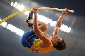 Le saut à la perche est une épreuve d'athlétisme faisant partie des sauts.elle consiste, après avoir effectué une course d'élan d'une cinquantaine de mètres, à s'aider d'une perche souple pour franchir sans la faire tomber une barre horizontale placée à plusieurs mètres de hauteur. Duplantis Bat Le Record Du Monde De La Perche Et Efface Lavillenie Le Courrier Du Vietnam